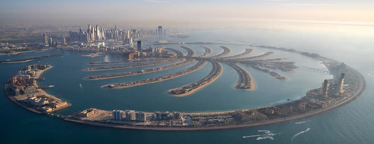 Palm Springs by Nakheel, developer Nakheel, Dubai: panorama of the Palm Jumeirah crescent. This photograph shows Palm Jumeirah, not the Palm Springs community.